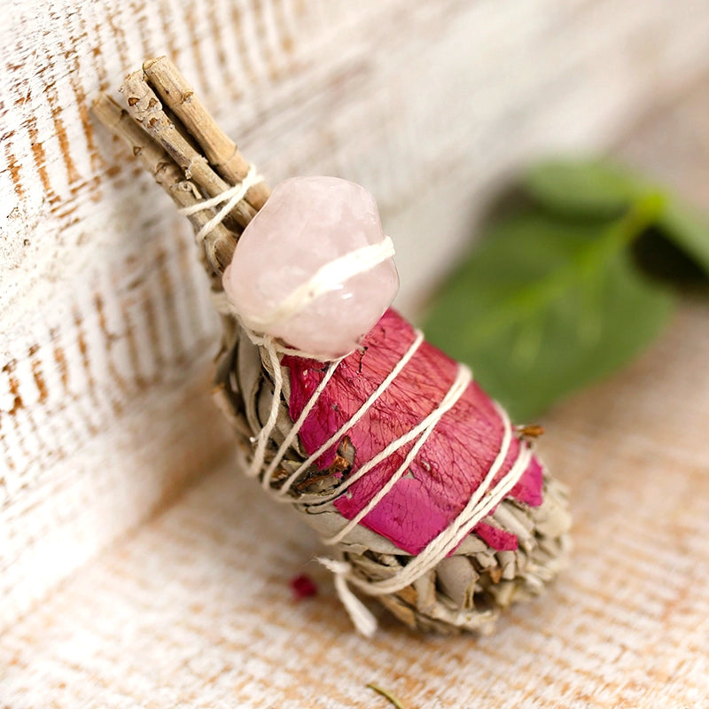 Smudge Stick di Salvia Bianca con Cristallo di Quarzo Rosa