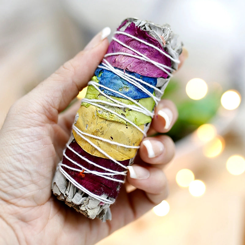 Smudge Stick di Salvia Bianca e Petali dei 7 Chakra