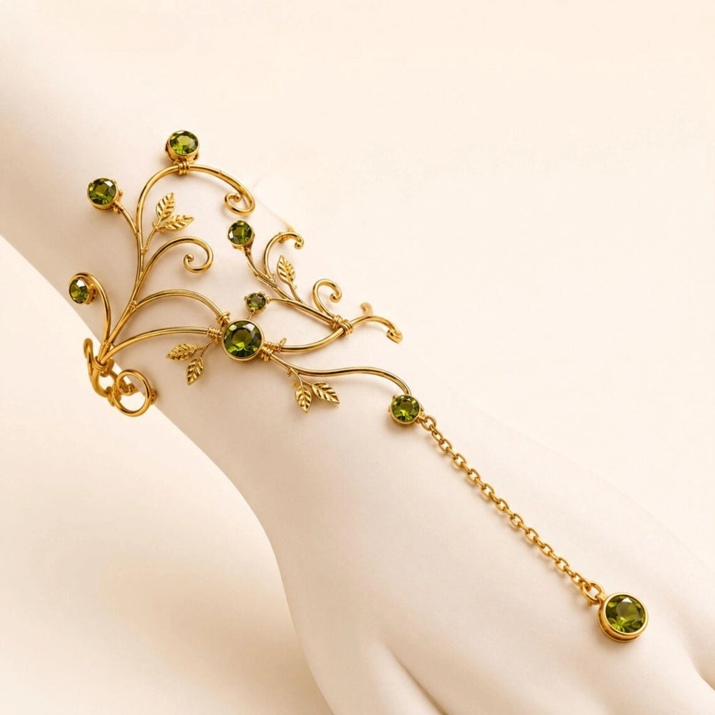 Bracciale baciamano elfico in filo dorato con cristalli verdi