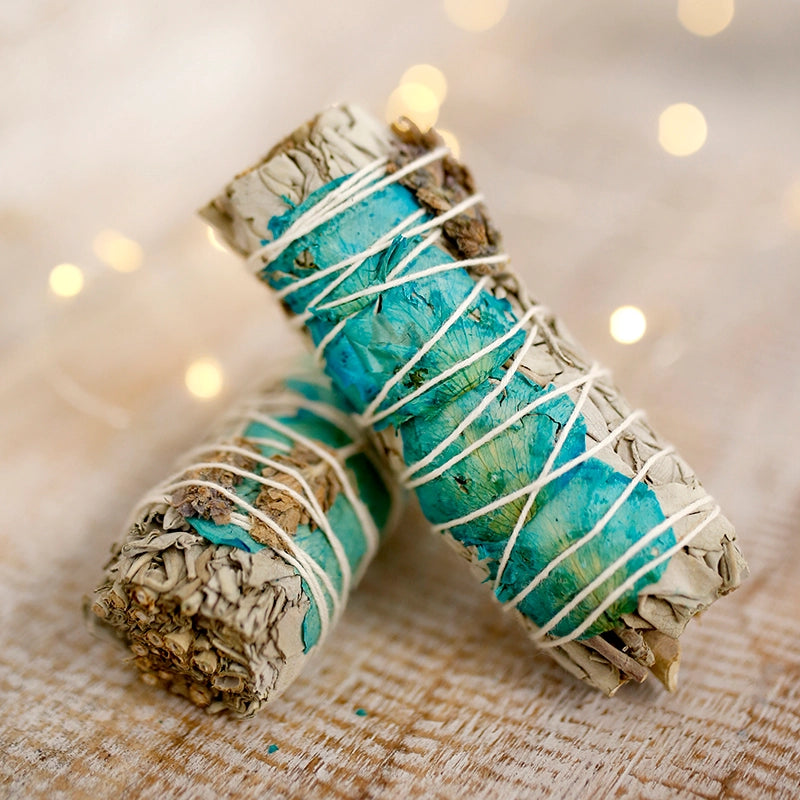 Smudge Stick di Salvia Bianca e Petali Turchesi