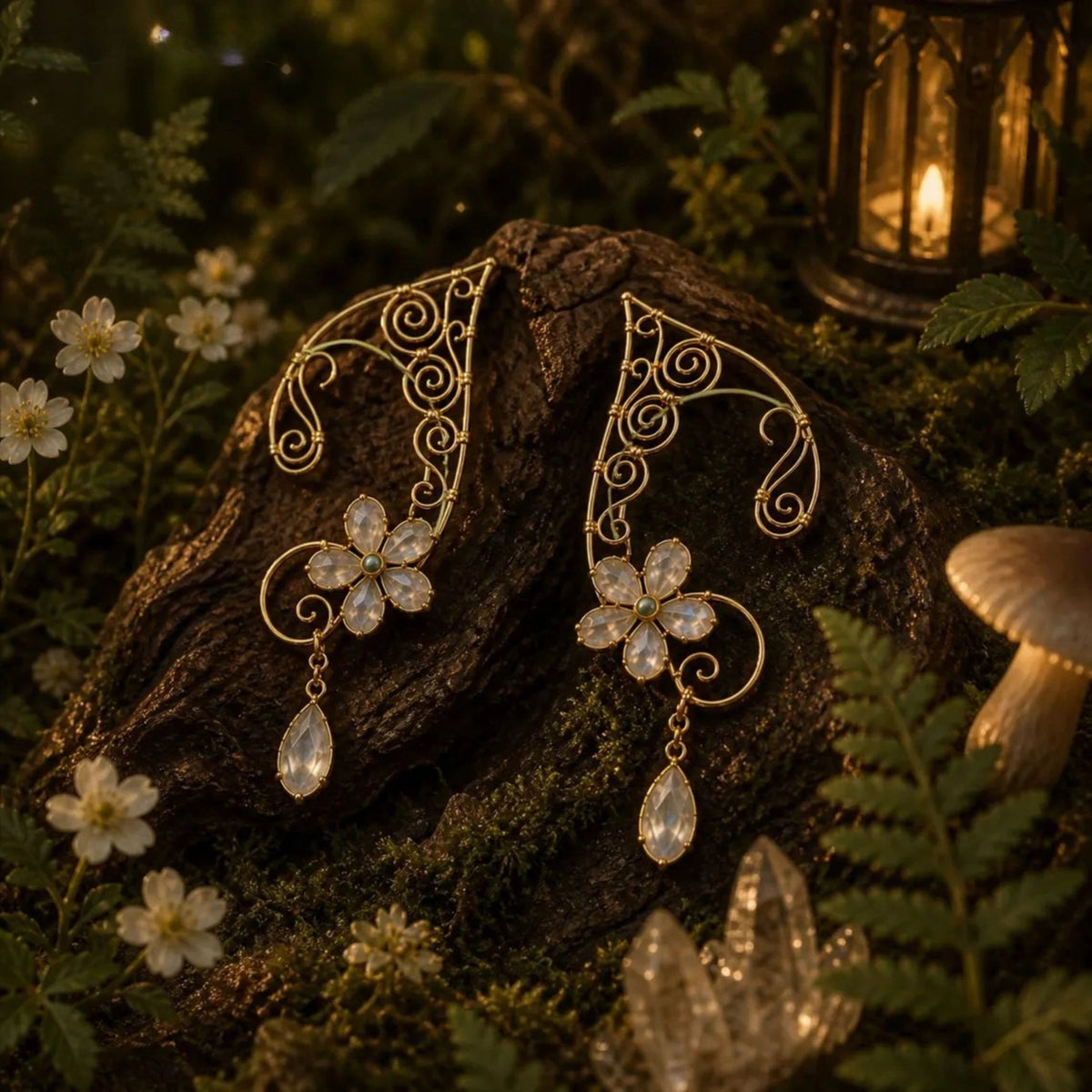 Eleganti Ear Cuff in filigrana dorata a tema elfico con inserti floreali e pendente a goccia