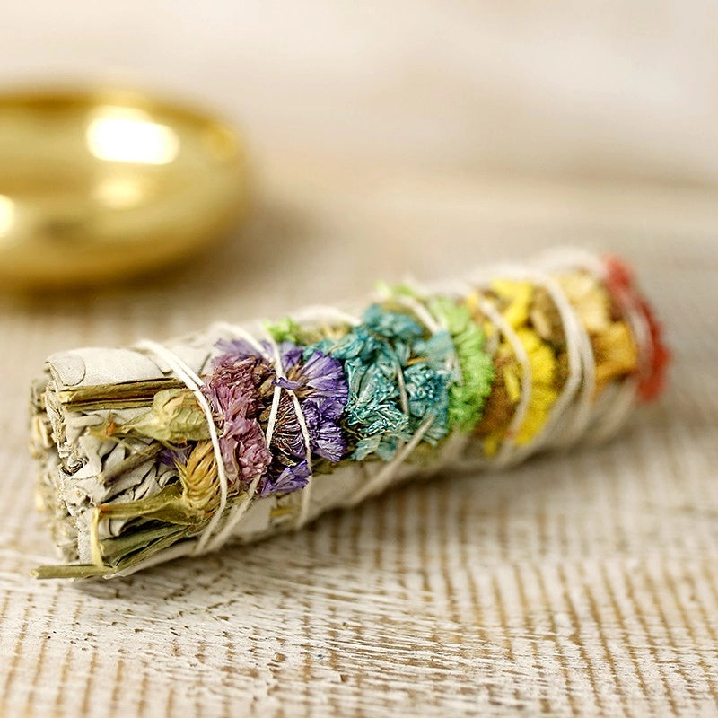 Smudge Stick di Salvia Bianca e Fiori dei 7 Chakra