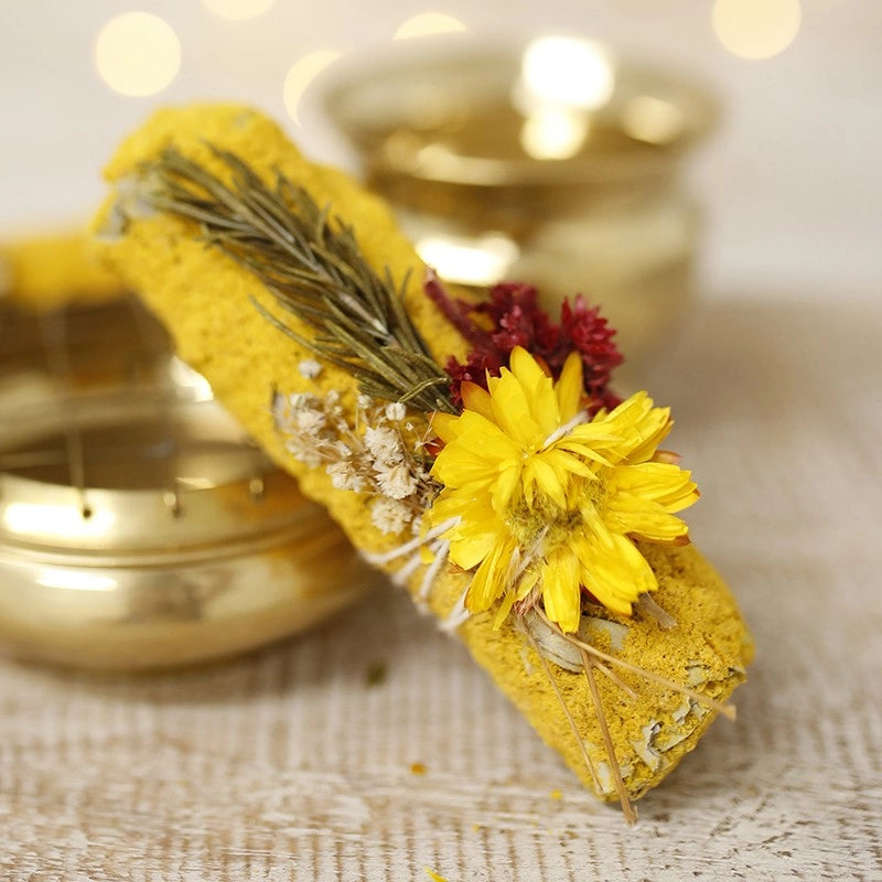 Bastoncino per Fumigazione Artigianale (Smudge Stick) con Fiori Gialli e Resine Naturali