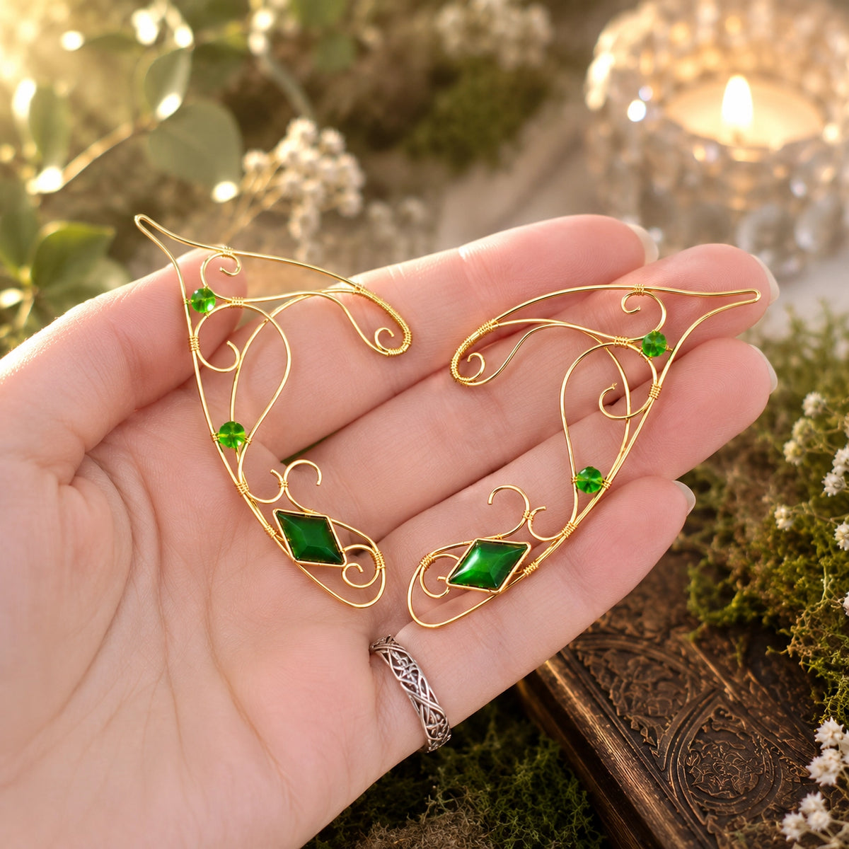 Eleganti Ear Cuff da Elfo in filo dorato con pietre verdi