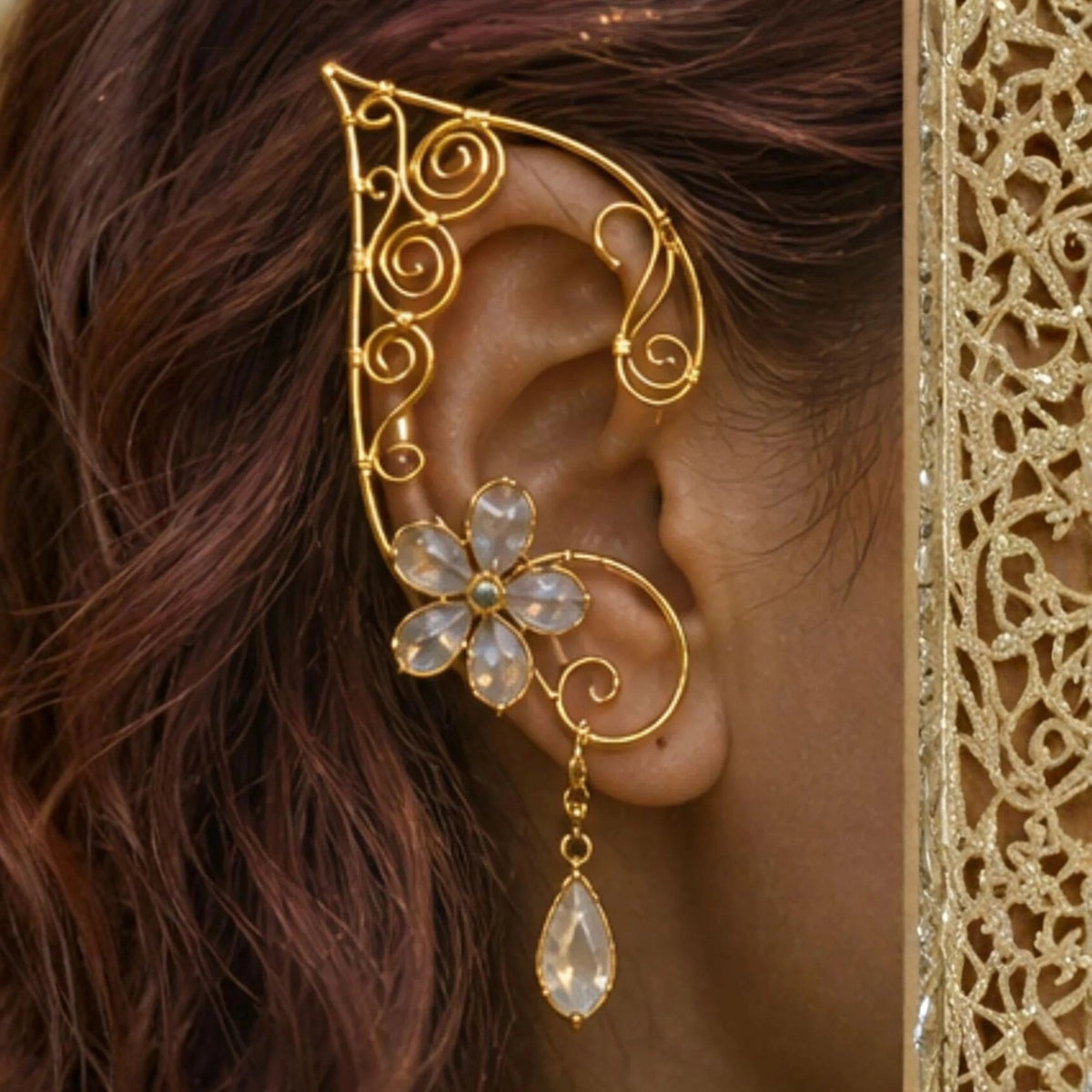 Eleganti Ear Cuff in filigrana dorata a tema elfico con inserti floreali e pendente a goccia